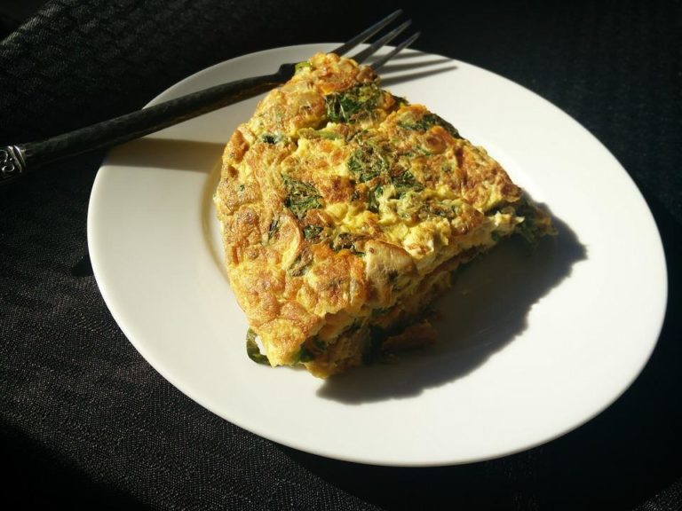 Dietozaleni_omlet-ze-szpinakiem,-z-cebulą-i-czosnkiem